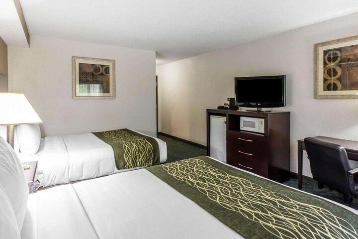 2 Queen Beds (2 of 7)