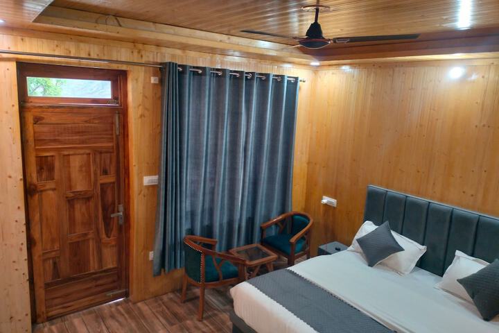 Room 5 of 9