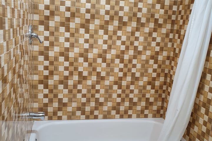 Deep soaking bathtub
