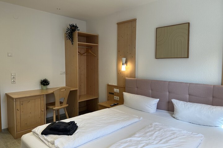 Room 2 of 85