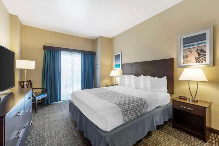 1 King Bed (2 of 21)