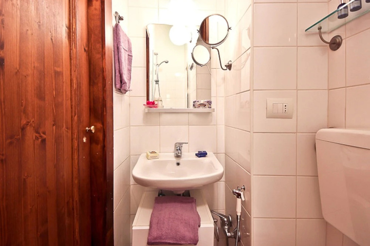 Room 4 of 9
