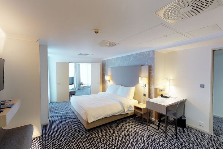 Room 28 of 118