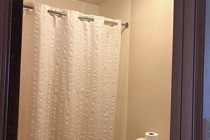 Room 4 of 8