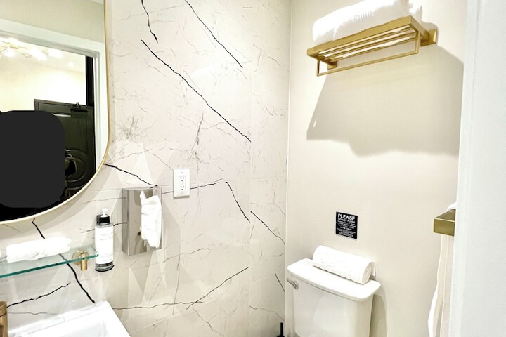 Room 6 of 28