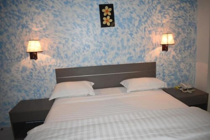 Room 10 of 37