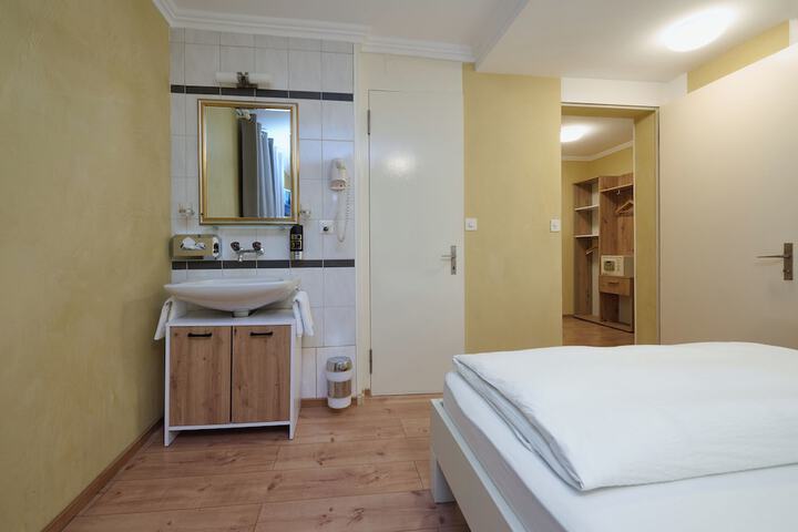Room 167 of 266