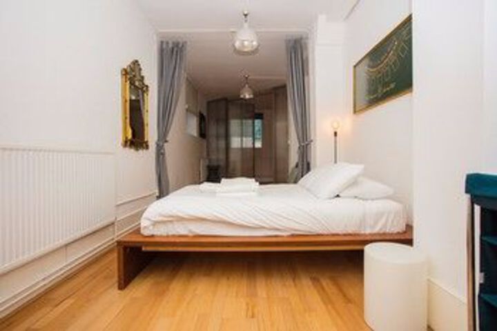 Room 5 of 18