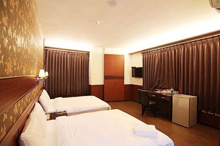 Room 7 of 33