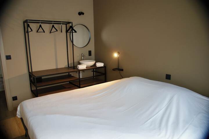 Room 5 of 77