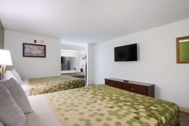 2 Queen Beds (4 of 12)