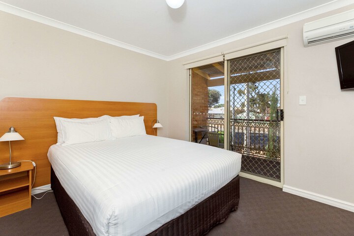 Room 25 of 100