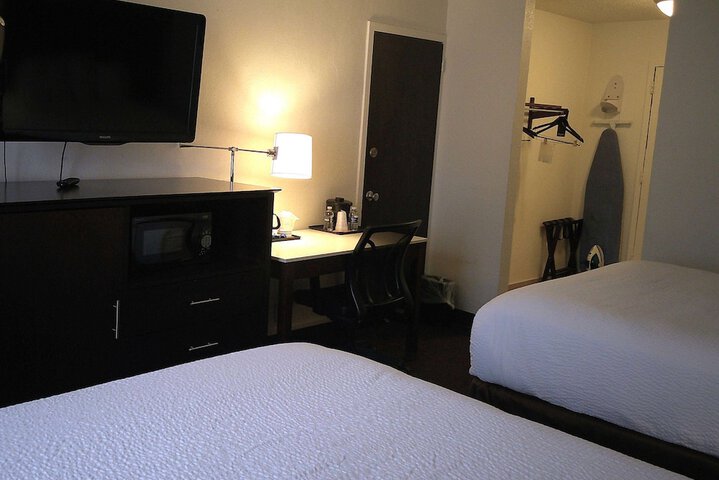 2 Double Beds (4 of 6)