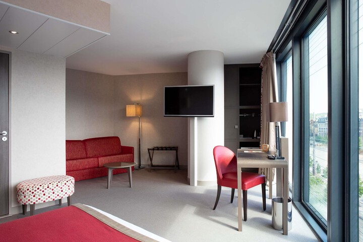 Room 9 of 90