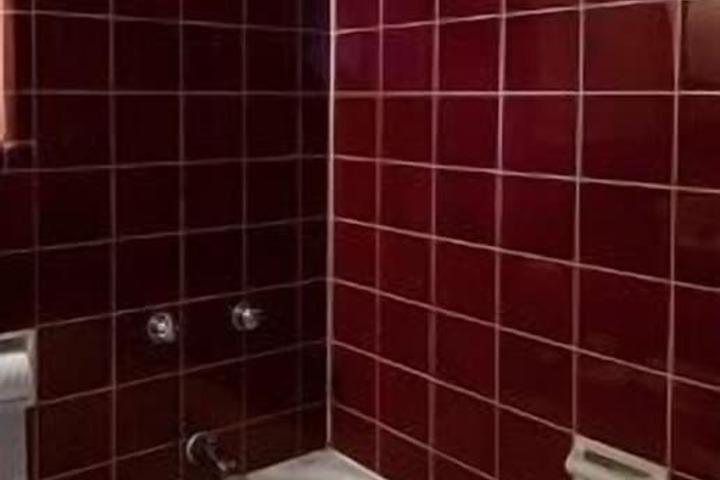 Deep soaking bathtub