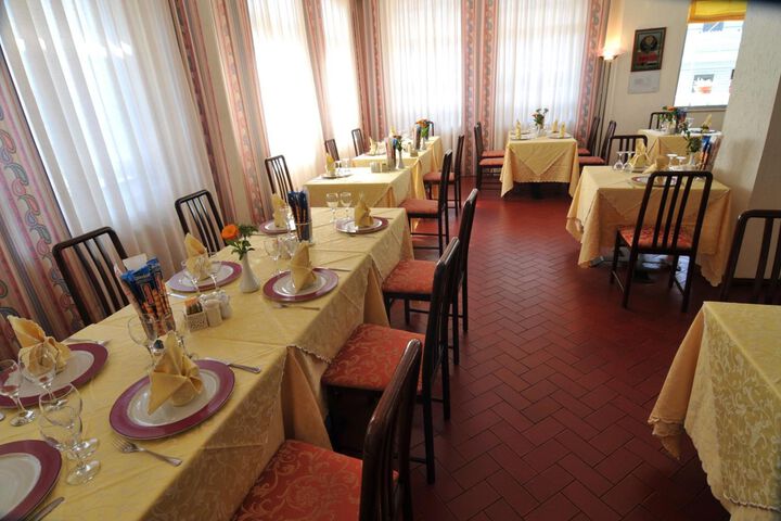 Dining 5 of 9