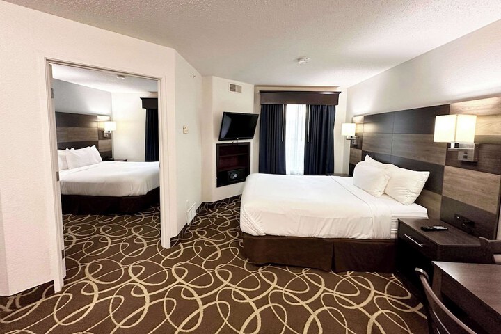 1 Queen Bed Efficiency Suite (35 of 54)