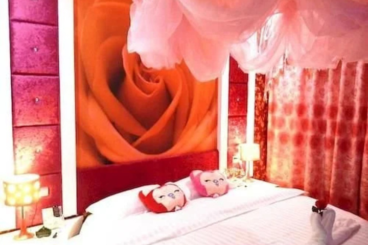 Room 4 of 8
