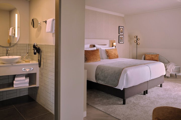 Room 15 of 77