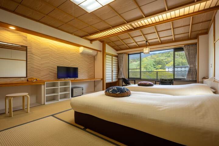 Room 3 of 96