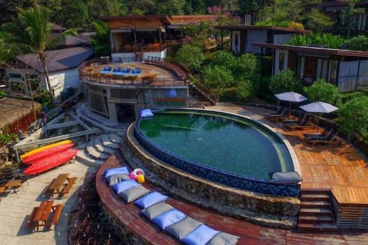 Hotel Pool