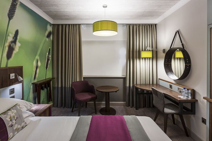 Room 10 of 136