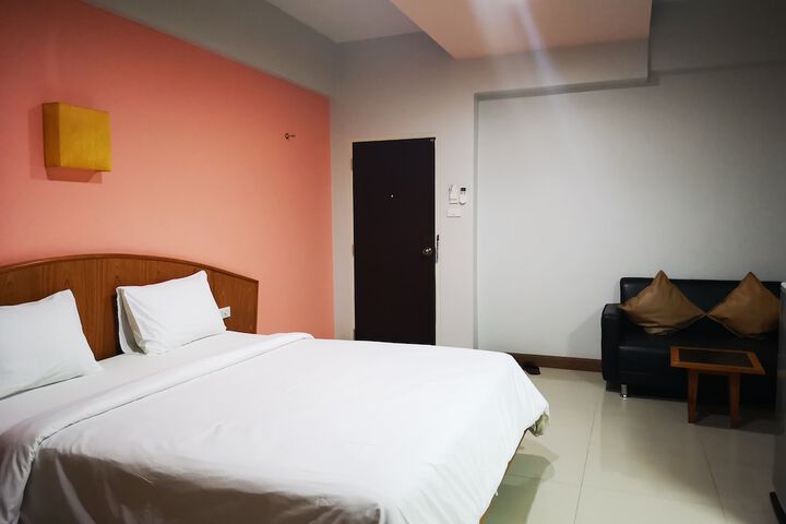 Room 5 of 9