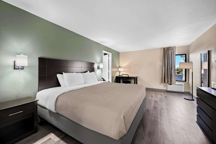 1 King Bed (6 of 14)
