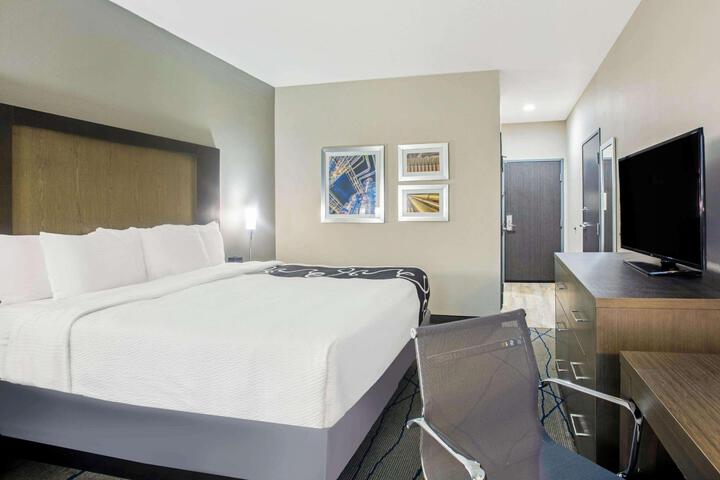 1 King Bed Accessible (17 of 17)