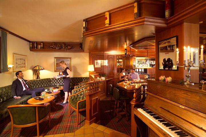 Lounge 42 of 55
