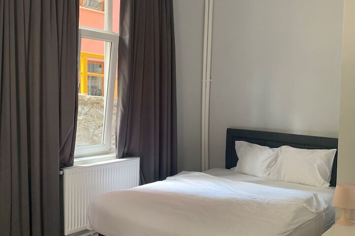 Room 8 of 18