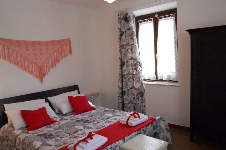 Room 4 of 16