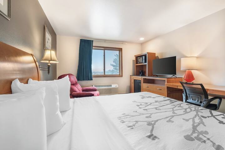 Room 9 of 18