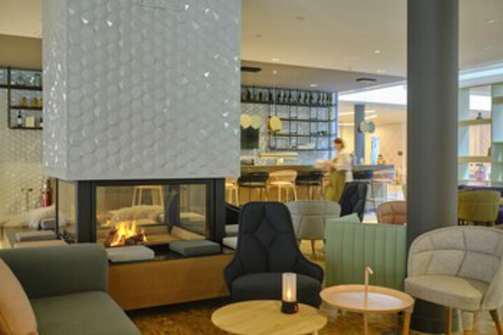 Lounge 4 of 29
