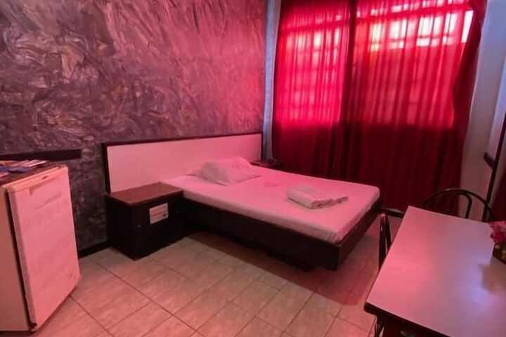 Room 5 of 8