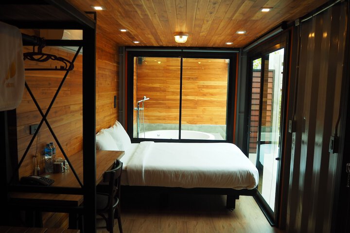 Room 18 of 100