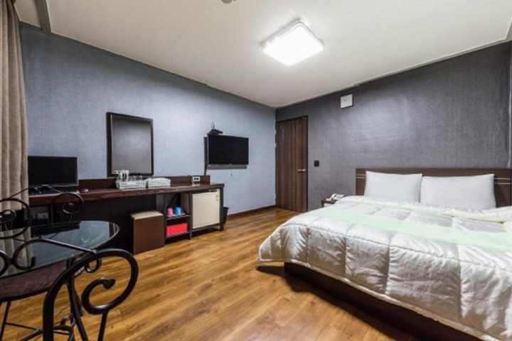 Room 8 of 52