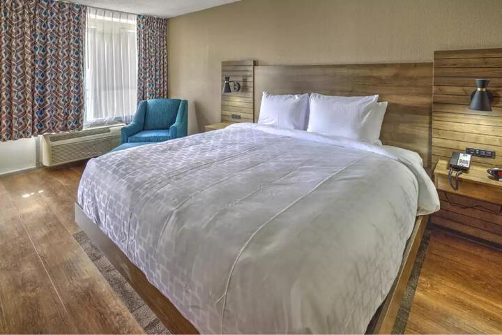 1 King Bed (4 of 10)