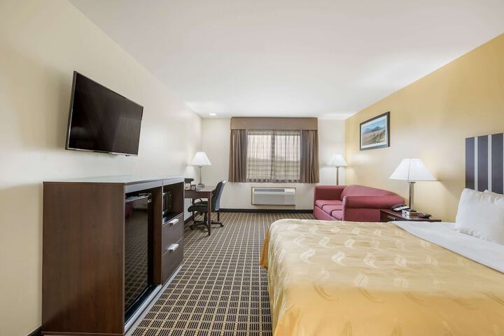 1 Queen Bed (5 of 15)