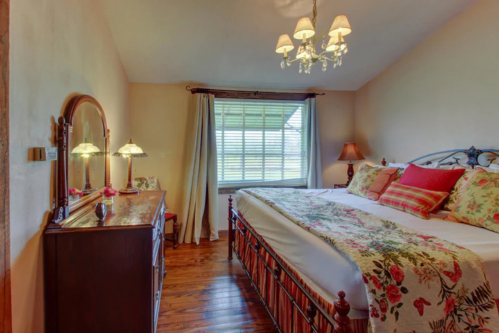 Room 4 of 10