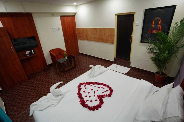 Room 6 of 12