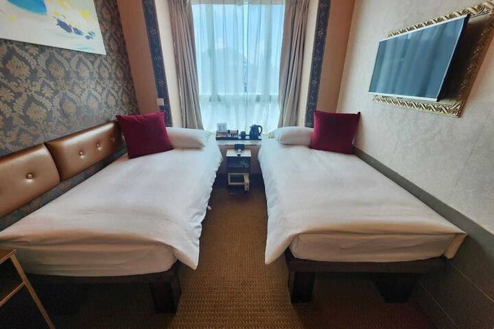 Room 11 of 25