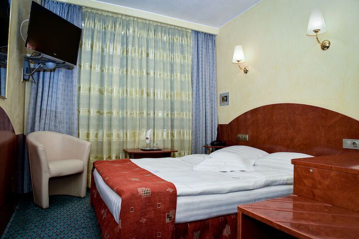 Room 4 of 27