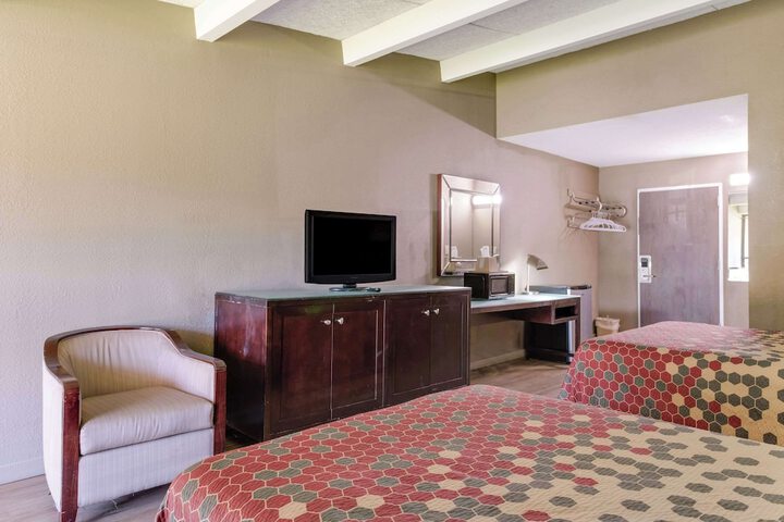 2 Double Beds (3 of 9)
