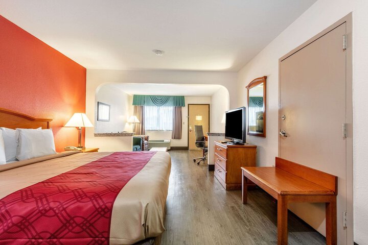 1 King Bed Suite (20 of 22)