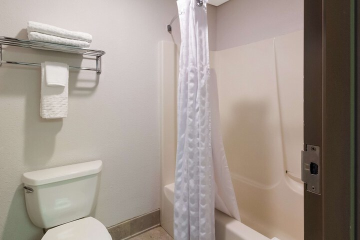 1 Queen Bed First Floor Microwave and Refrigerator WiFi Full Breakfast (7 of 25)