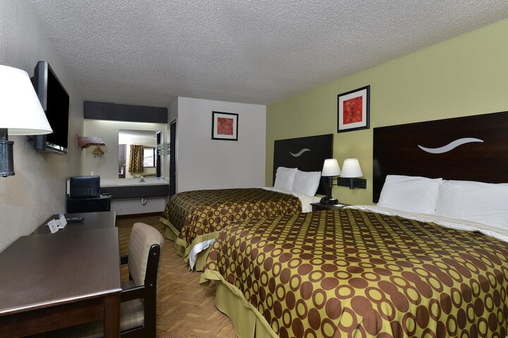 2 Queen Beds (1 of 3)