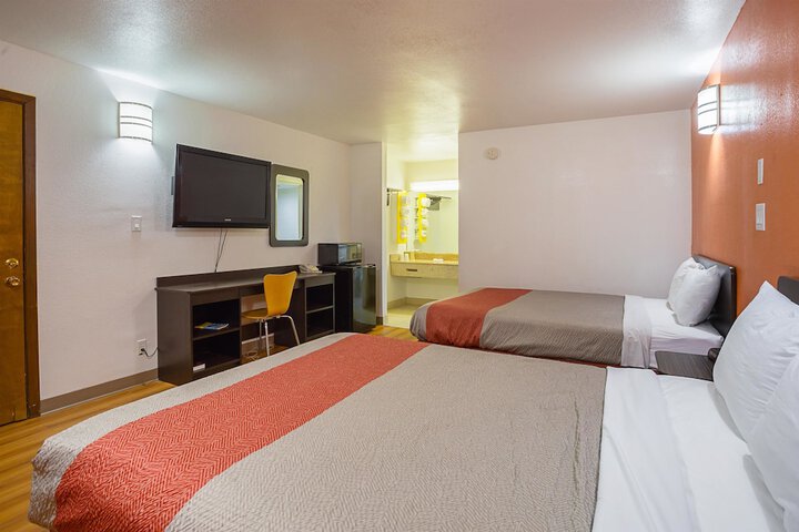 Deluxe Room 1 Double Bed Refrigerator, Microwave (6 of 8)