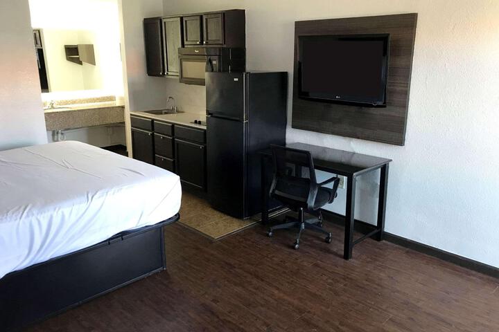 1 King Bed Efficiency (2 of 7)