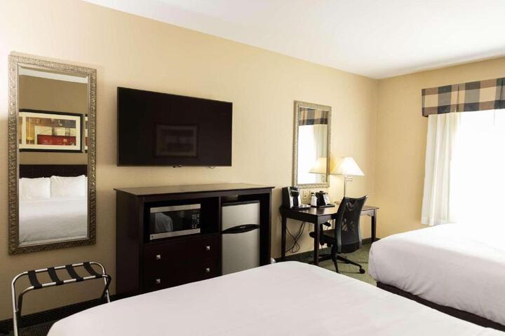 2 Queen Beds (5 of 6)